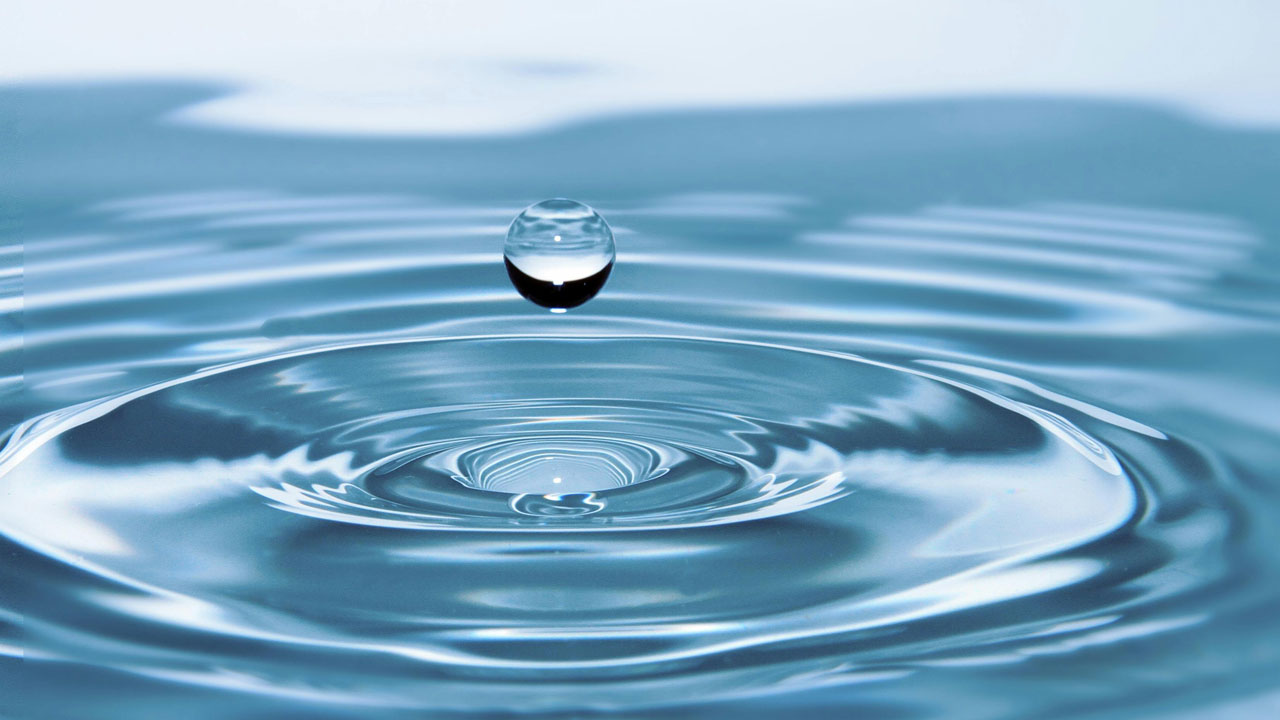 A closeup image of a water droplet after running through 1 micron vs. 5 micron water filters