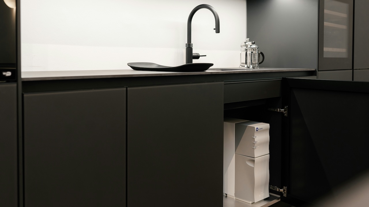 A kitchen with an under-sink RO water filter system